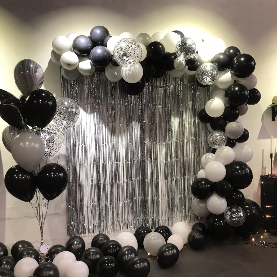 Фотозона на день рождения с шарами черные