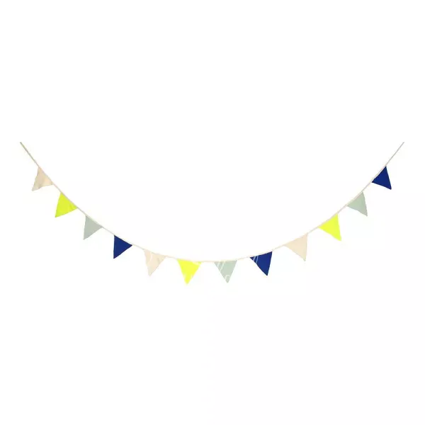 Голубая вязаная гирлянда из флагов