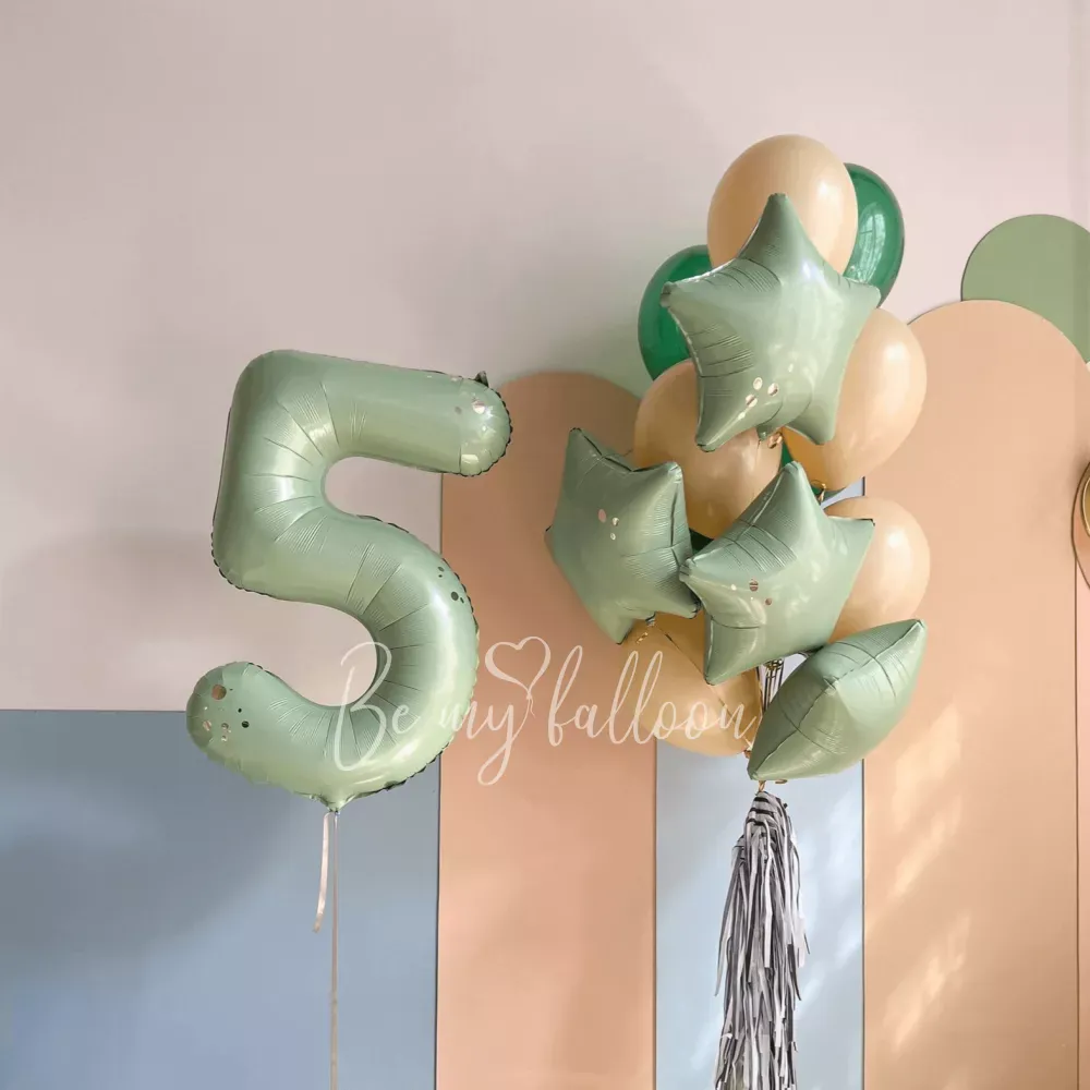 A delicate green bouquet of balloons for 5 years