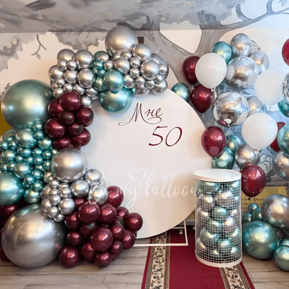 Композиция из хромированных воздушных шаров с круглым фоном