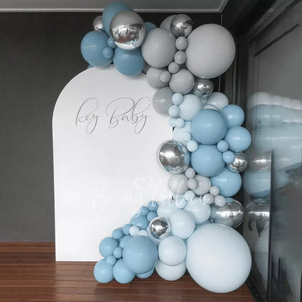 Эй, детка, органическая гирлянда из воздушных шаров на фоне арки