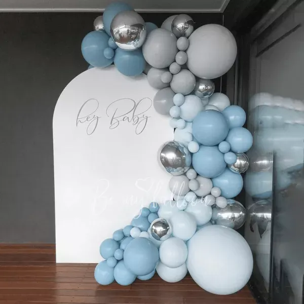 Эй, детка, органическая гирлянда из воздушных шаров на фоне арки